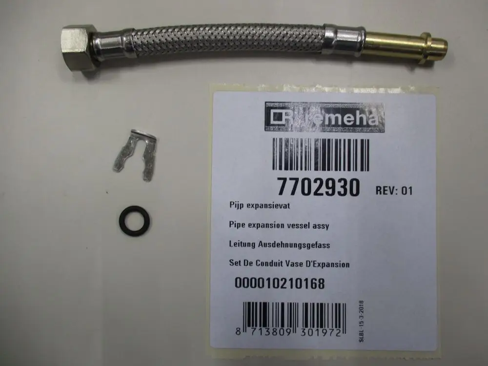 Remeha Schlauch mit metallener Ummantelung, zwei Anschlüssen, einem O-Ring und einer Halterung, auf Etikett mit Artikelnummer 7702930.